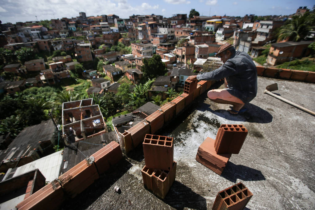 Antonio João dos Santos, 64, trabalha na obra de sua residência no bairro do Rio Sena, na periferia de Salvador; auxílio emergencial tem causado impacto no comércio da região
