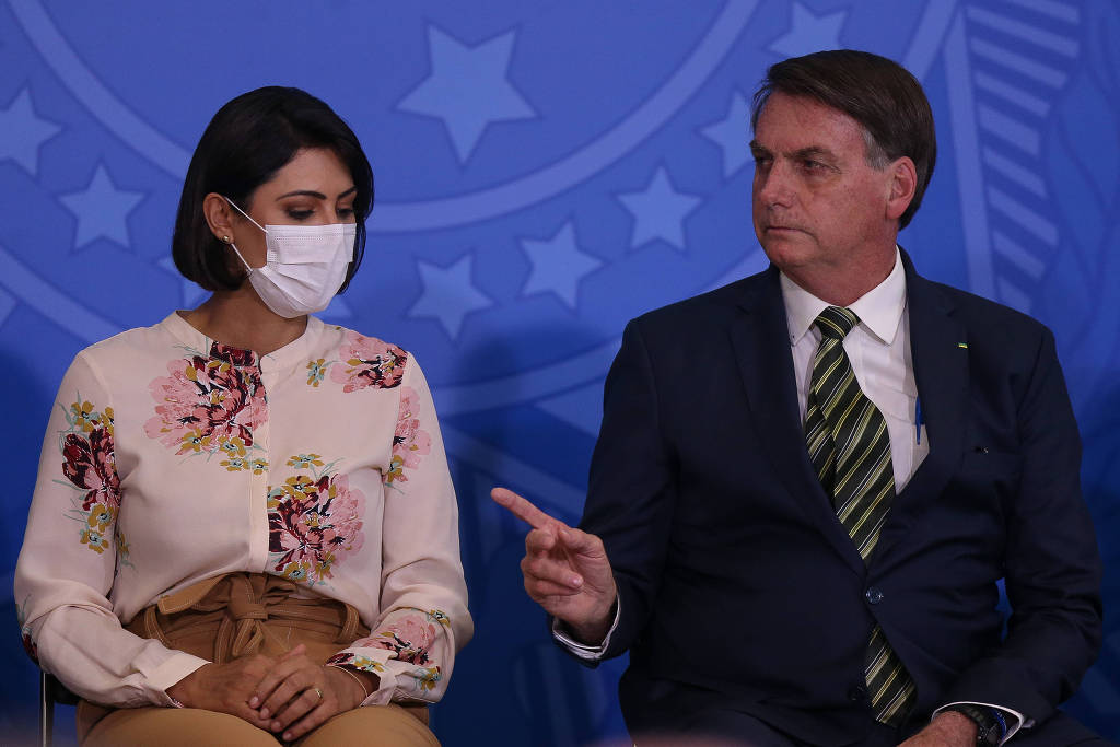 O presidente Jair Bolsonaro e a primeira dama Michelle na cerimônia de posse do novo ministro da Justiça André Mendonça, no Palácio do Planalto O presidente Jair Bolsonaro e a primeira dama Michelle na cerimônia de posse do novo ministro da Justiça André Mendonça, no Palácio do Planalto