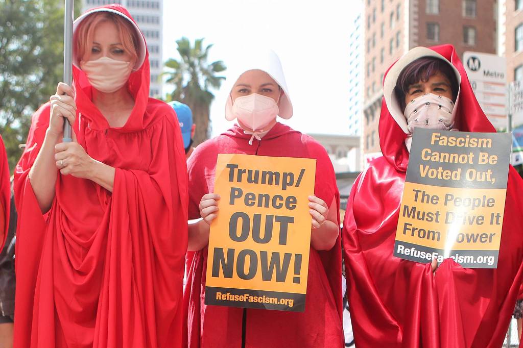Manifestantes com cartazes contra Trump durante marcha nos Estados Unidos Manifestantes com cartazes contra Trump durante marcha nos Estados Unidos