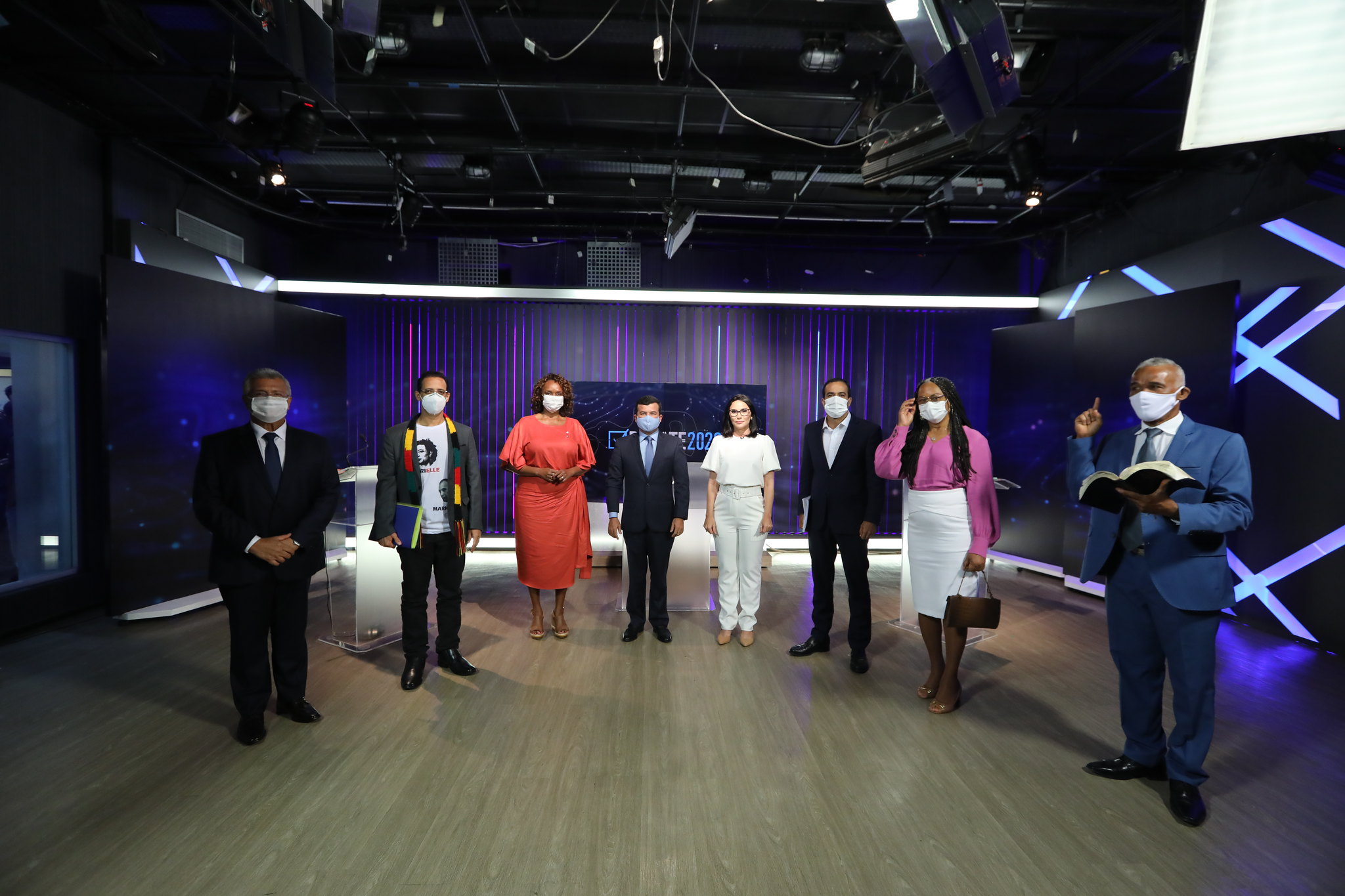 Candidatos após o debate da Band Bahia