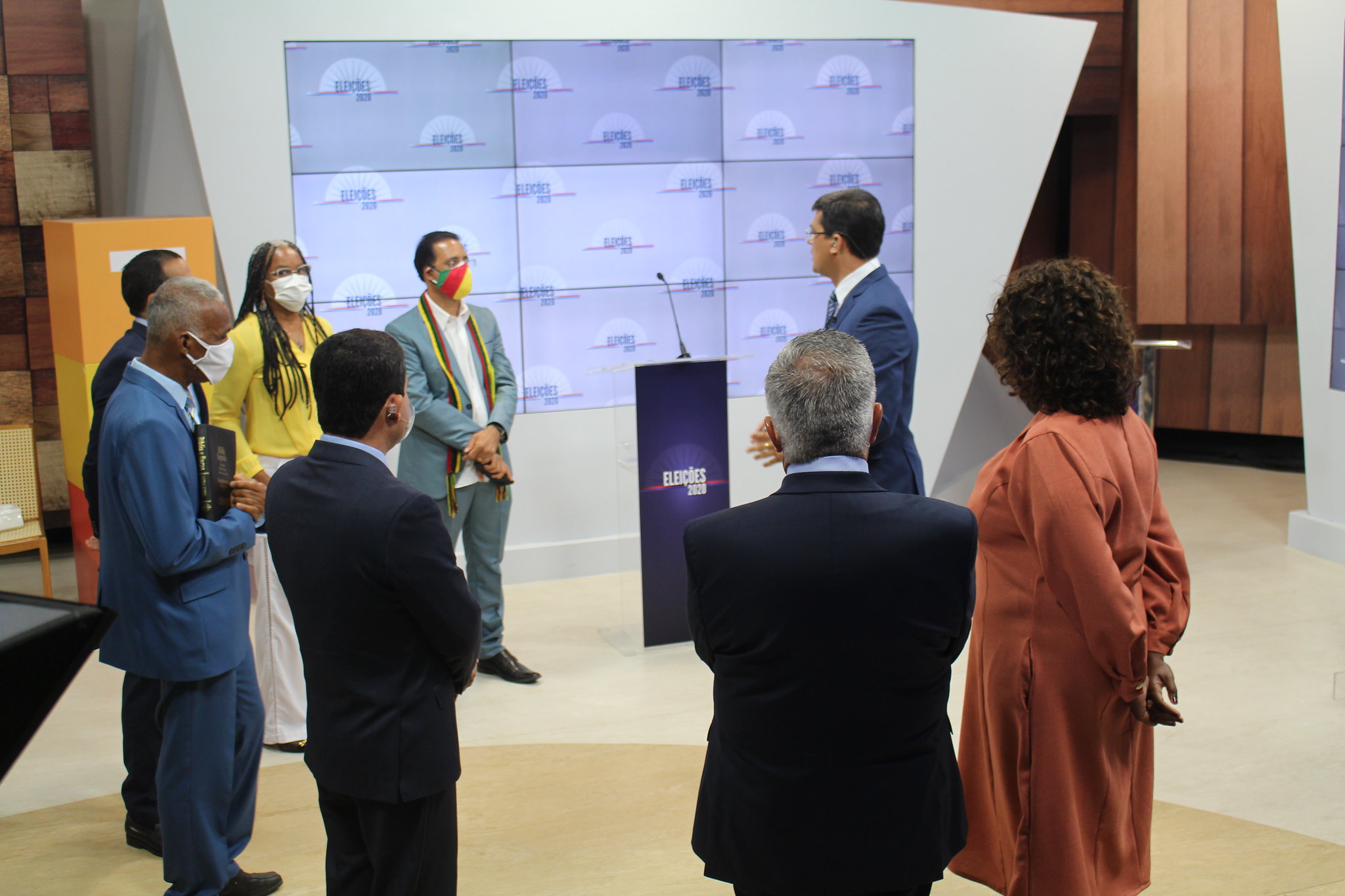 Na imagem, os postulantes reunidos nos estúdios da TVE Bahia Na imagem, os postulantes reunidos nos estúdios da TVE Bahia