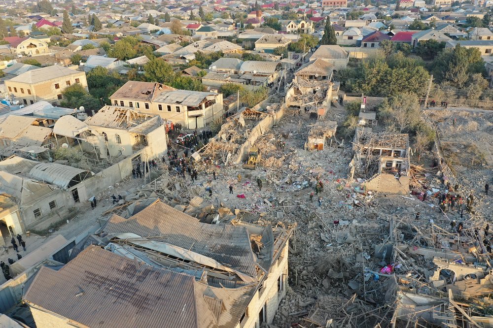 Dezenas de socorristas trabalham no local em busca de sobreviventes