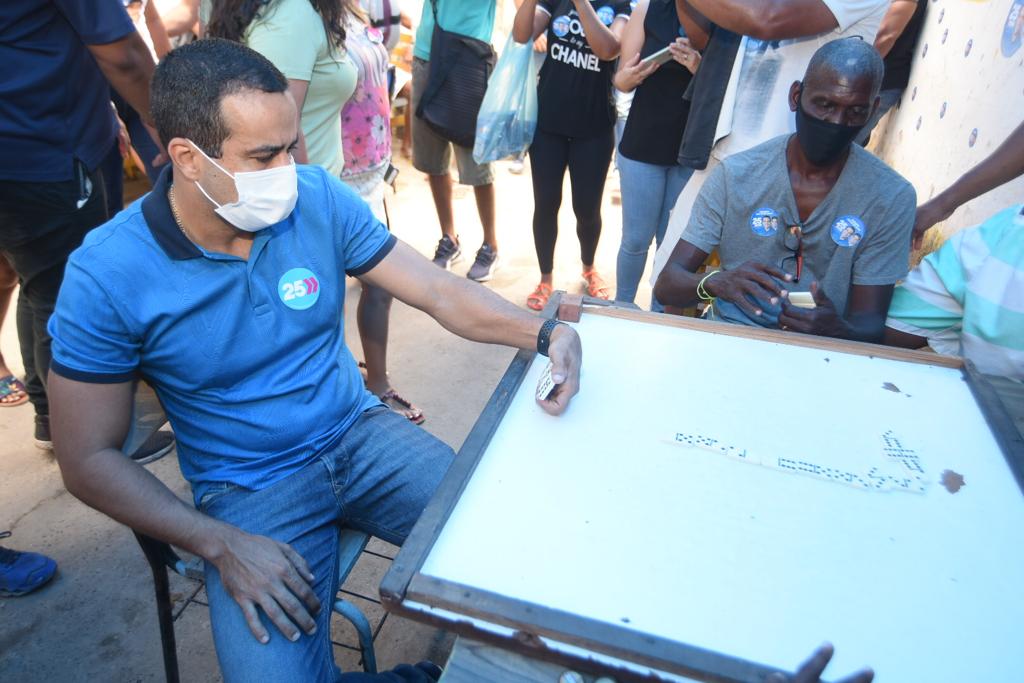 Candidato jogou dominó com moradores Candidato jogou dominó com moradores