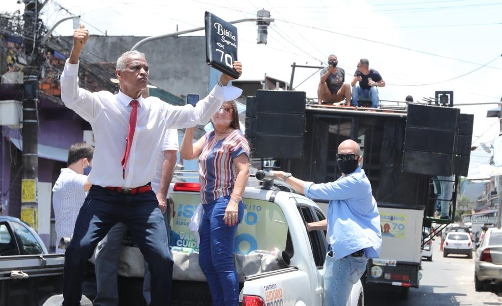 Candidatos participaram de carreata neste sábado (17)
