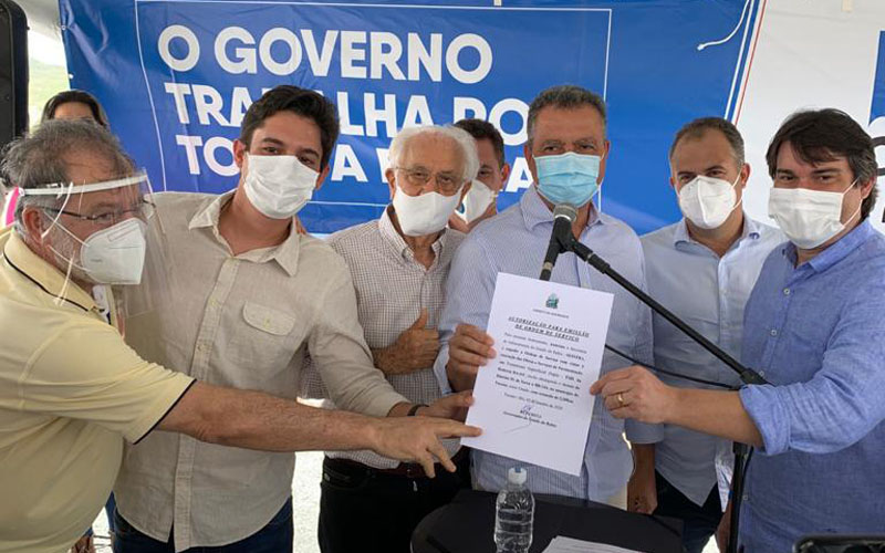 O deputado Marcelinho Veiga ao lado do governador Rui Costa durante agenda em Tucano