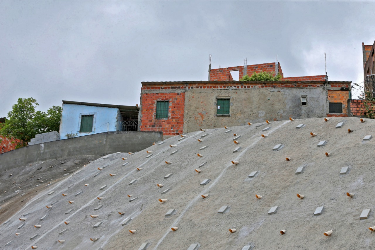 Executada pelo Governo do Estado com um investimento superior a R$ 2 milhões, a obra de contenção de encosta feita no local foi entregue pelo governador Rui Costa Executada pelo Governo do Estado com um investimento superior a R$ 2 milhões, a obra de contenção de encosta feita no local foi entregue pelo governador Rui Costa