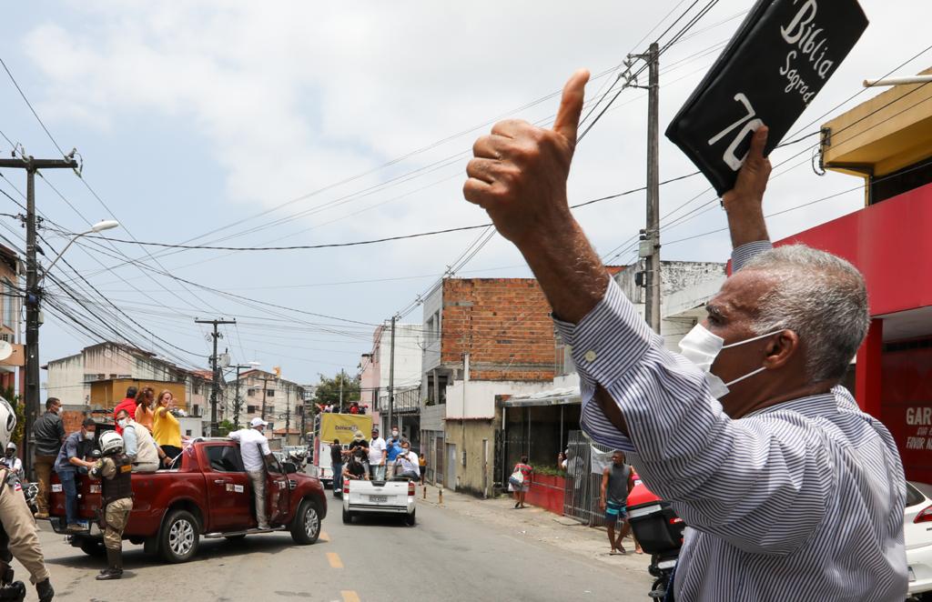 A dupla inovou desfilando em um mini trio elétrico A dupla inovou desfilando em um mini trio elétrico