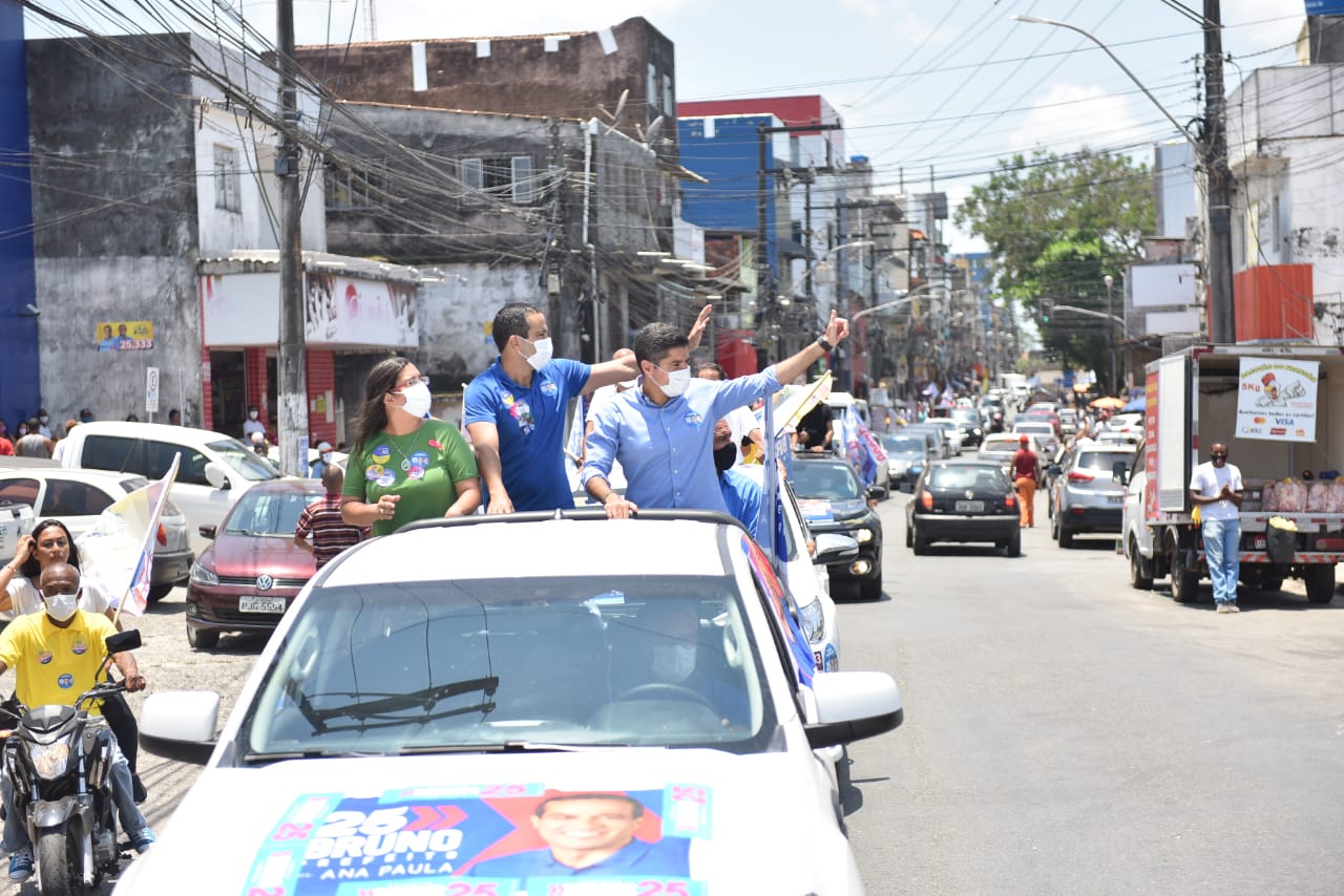 Em cerca de 8 km de percurso, os candidatos realizaram a terceira carreata nesta campanha