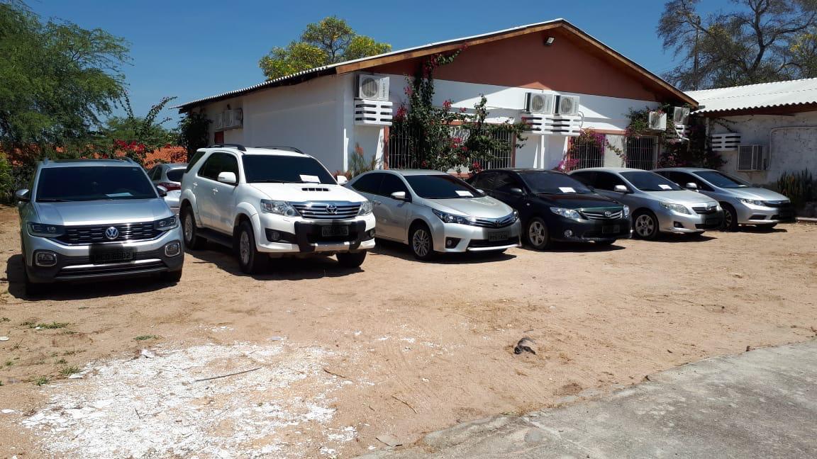 Seis pessoas estão presas e foram apreendidos veículos, armas, dinheiro e munições