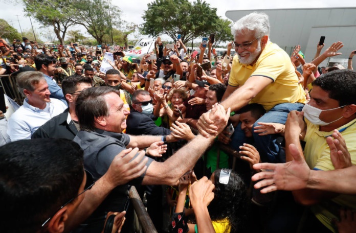 O presidente Jair Bolsonaro cumprimenta populares no Maranhão O presidente Jair Bolsonaro cumprimenta populares no Maranhão