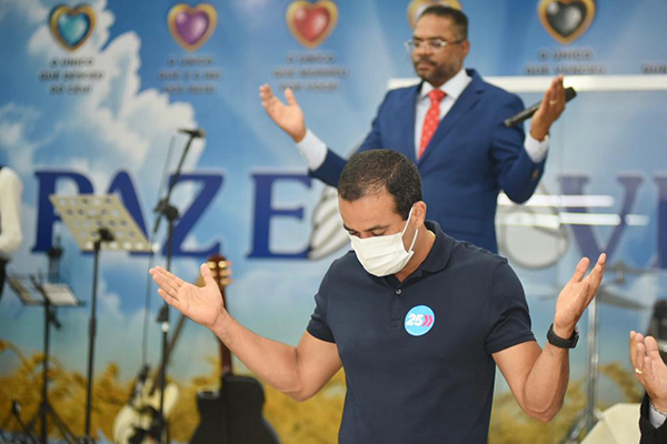 Bruno Reis iniciou o dia com um culto na Igreja Paz e Vida ao lado dos deputados estadual Jurailton Santos e federal Márcio Marinho