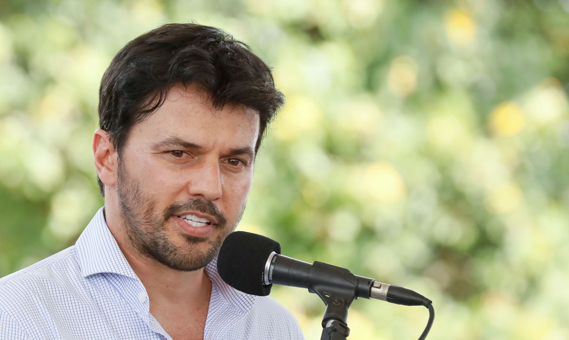 Fabio Faria diz que sentiu sintomas leves