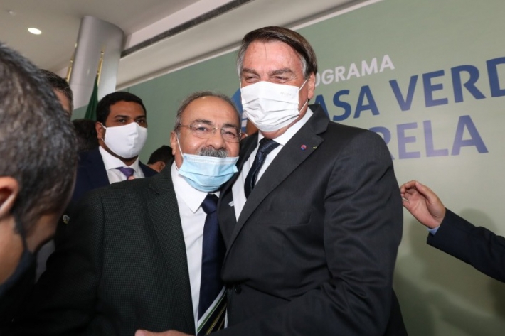 O senador Chico Rodrigues ao lado do presidente Jair Bolsonaro no lançamento do programa Casa Verde e Amarela, em agosto