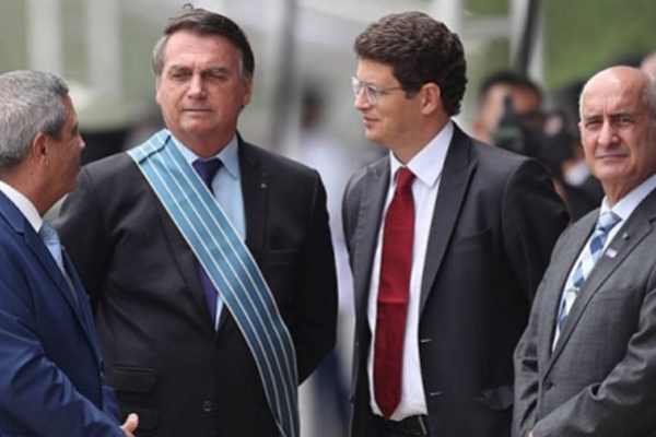 Salles esteve nesta sexta-feira (23) com Bolsonaro em cerimônia do Dia do Aviador 