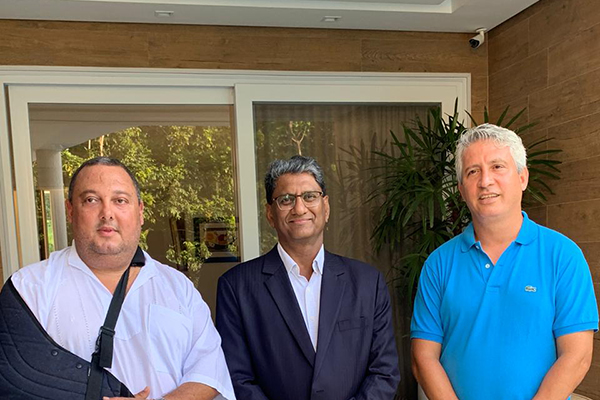 O presidente do Afoxé Filhos de Gandhy, Gilsonei de Oliveira, o embaixador da Índia no Brasil, Suresh Reddy, e o vereador Henrique Carballal (PDT) O presidente do Afoxé Filhos de Gandhy, Gilsonei de Oliveira, o embaixador da Índia no Brasil, Suresh Reddy, e o vereador Henrique Carballal (PDT)