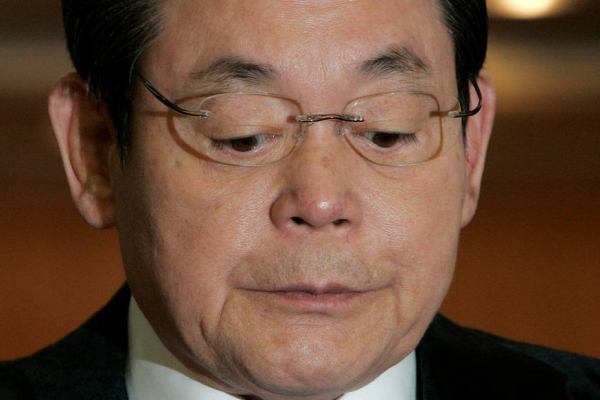 O presidente da empresa de tecnologia Samsung, Lee Kun-hee, morreu neste domingo, 25