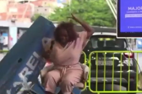 Estrutura do cenário montado por site desaba sobre a candidata a prefeita de Salvador Major Denice (PT)