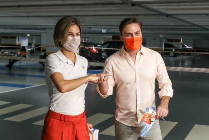 Os candidatos Maria Helena (vice ) e Filipe Sabará (a prefeito de São Paulo)