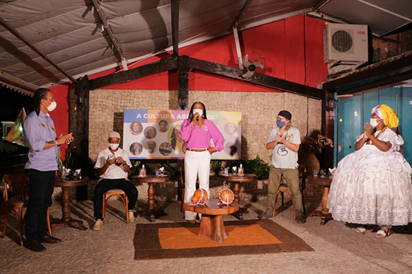 Artistas, cantores, produtores, políticos e amantes da cultura participaram, nesta sexta-feira (23), do encontro “A Cultura Abraça Olívia”