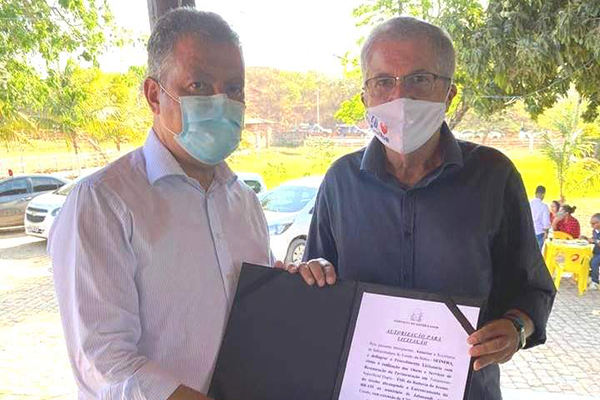 Governador Rui Costa e deputado José Rocha exibem a autorização para licitar a obra