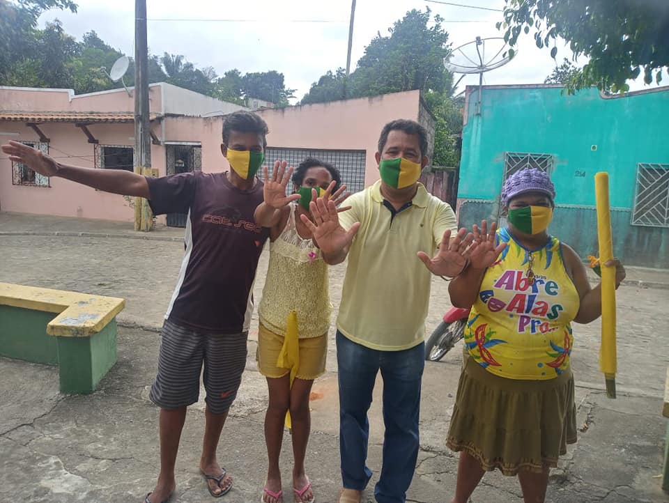 Na imagem, ao centro, o prefeito Antonio Valete, do PSD