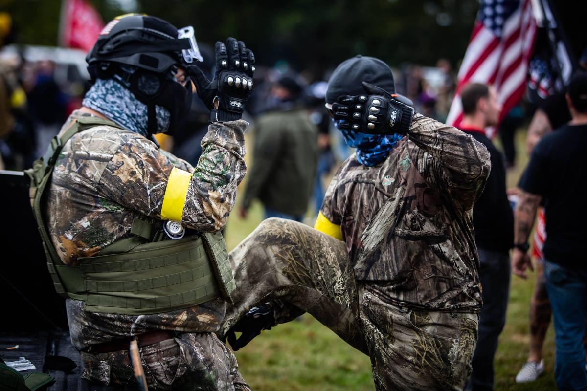 Membros de grupos radicais de direita participam de ato de apoio a Donald Trump em Portland, no Oregon - Foto: Maranie R. Staab/AFP