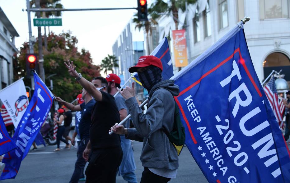 Apoiadores caminham durante uma manifestação pró-Trump em Beverly Hills neste domingo