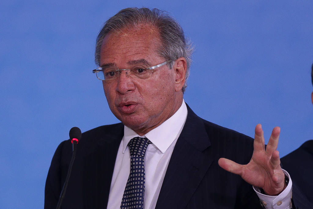 Paulo Guedes (Economia) durante cerimônia no Palácio do Planalto