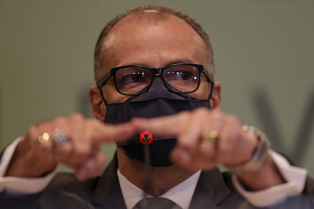 O diretor-presidente da Anvisa, Antonio Barra Torres, durante entrevista coletiva para falar sobre a interrupção dos testes da Coronavac O diretor-presidente da Anvisa, Antonio Barra Torres, durante entrevista coletiva para falar sobre a interrupção dos testes da Coronavac
