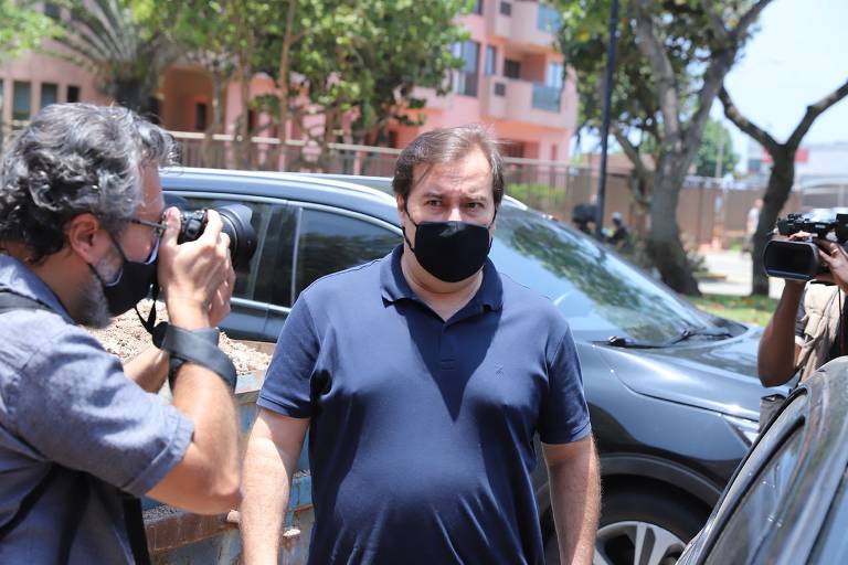 O presidente da Câmara, Rodrigo Maia, vota em escola na Barra da Tijuca