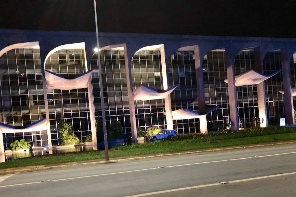 Carro invade espelho d'agua do Ministério da Justiça e polícia suspeita de atentado
