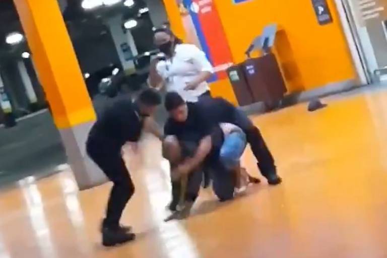 Homem negro morre após ser espancado por seguranças do Carrefour em Porto Alegre