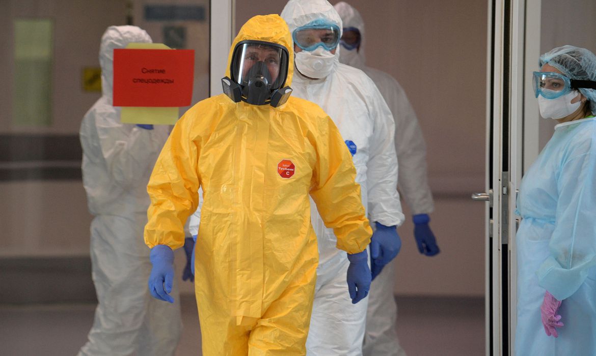 Autoridades relatam 1.254 óbitos neste sábado; país é o que registra mais vítimas fatais pela doença na Europa