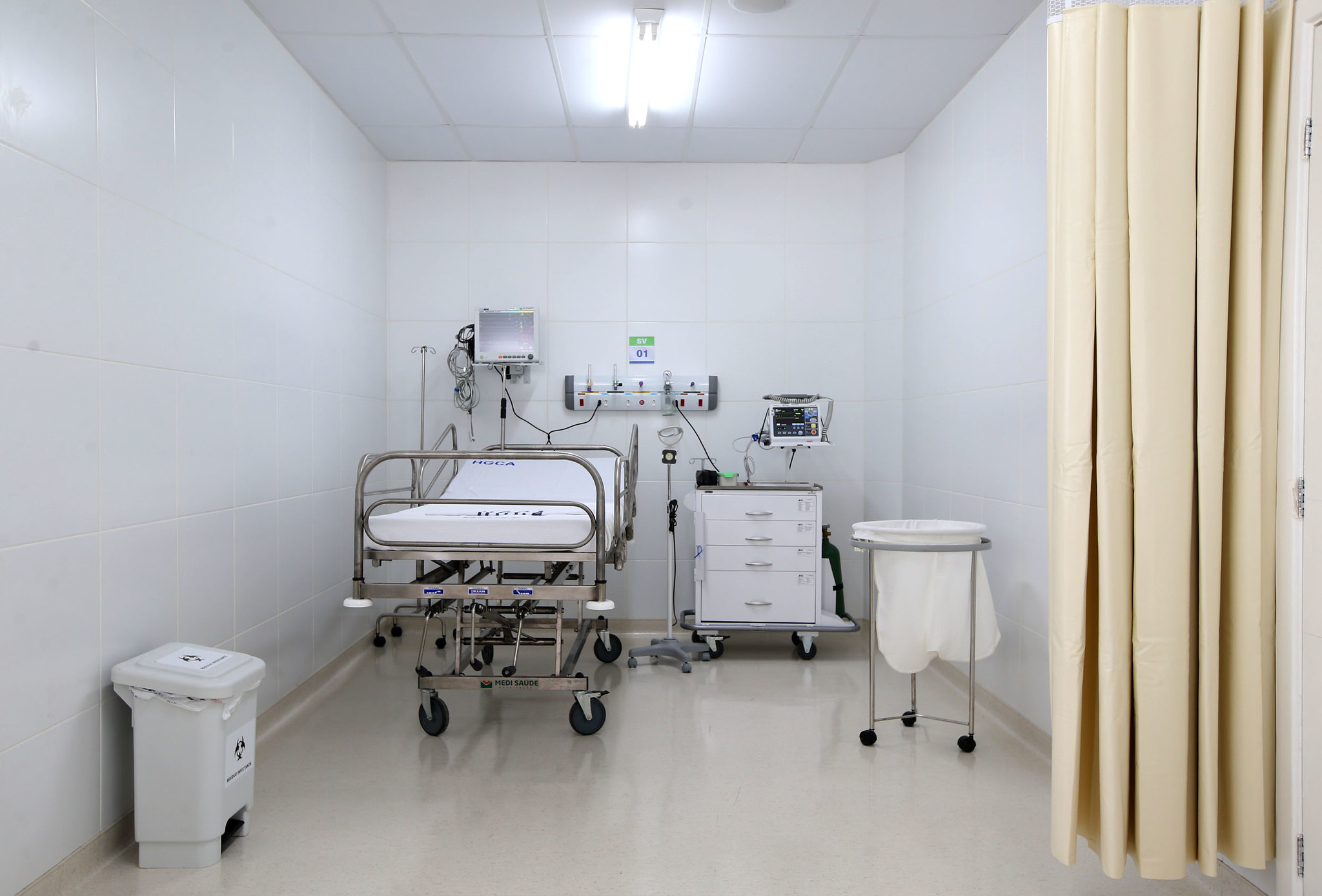 A declaração de transmissão comunitária no país veio em março, mês em que também foi registrada a primeira morte pela doença