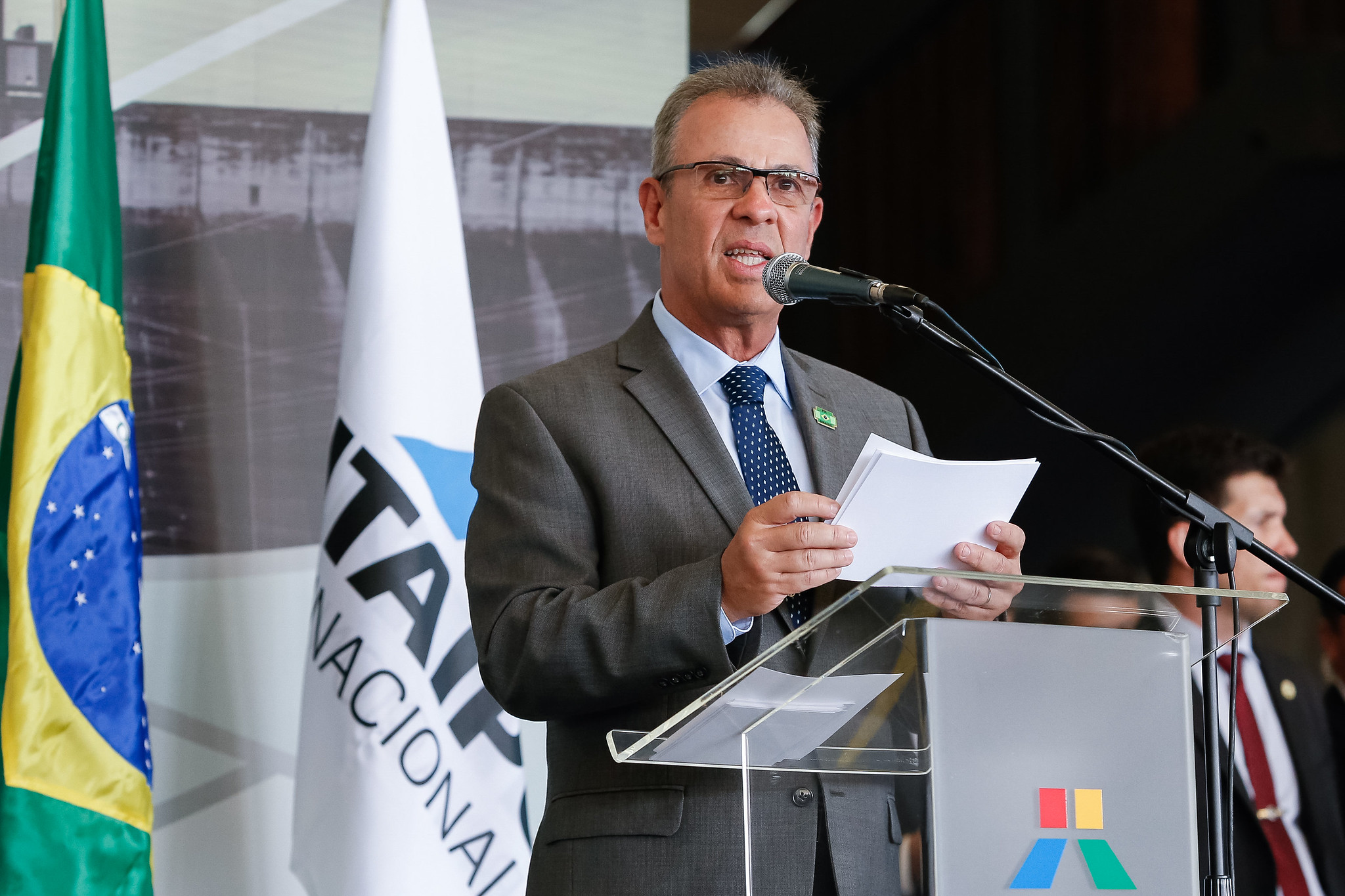 Bento Albuquerque viajou hoje para o estado