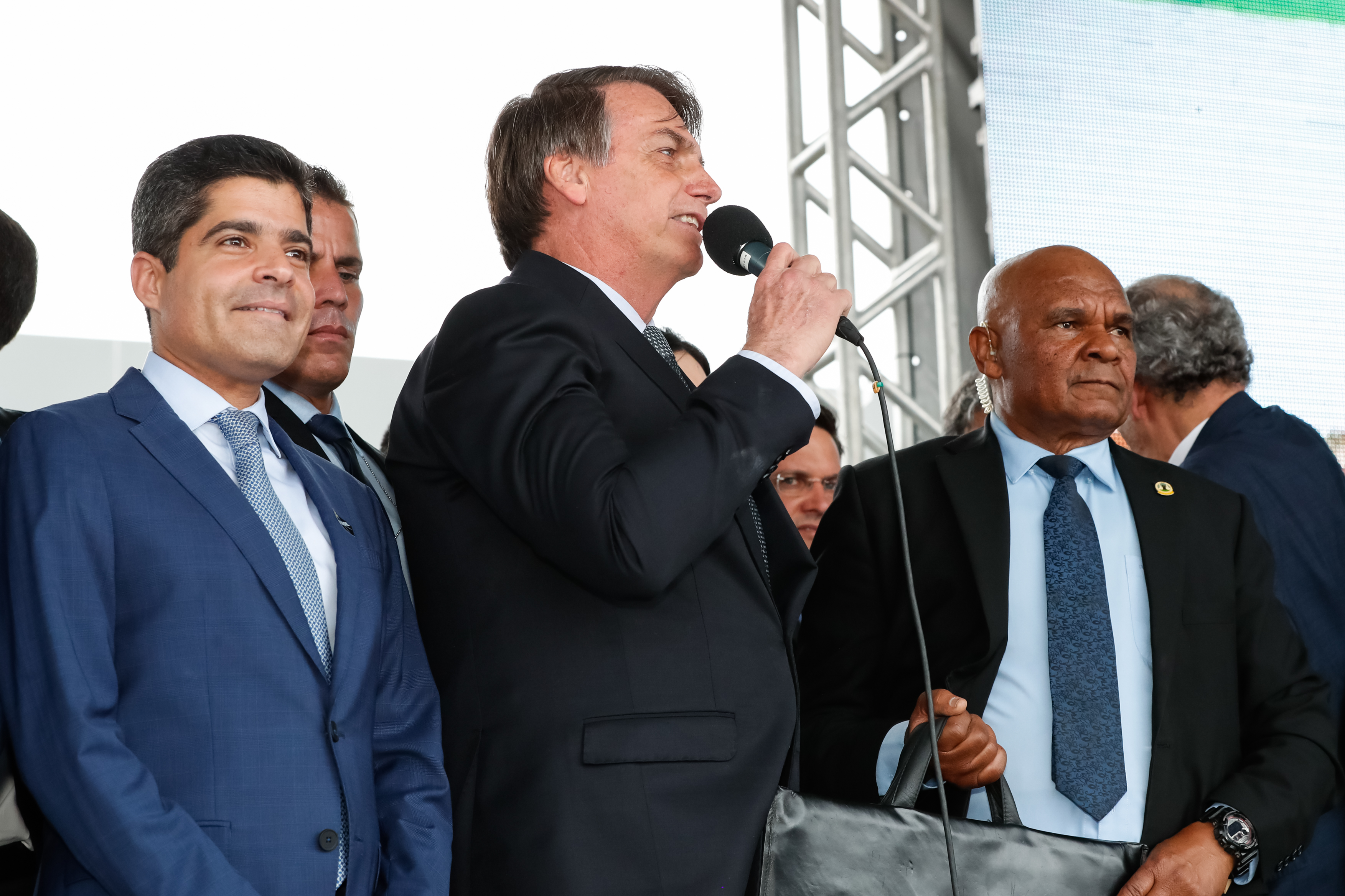 Ele afirma que falas do presidente nos atos passaram do limite, mas que não crê em ruptura institucional