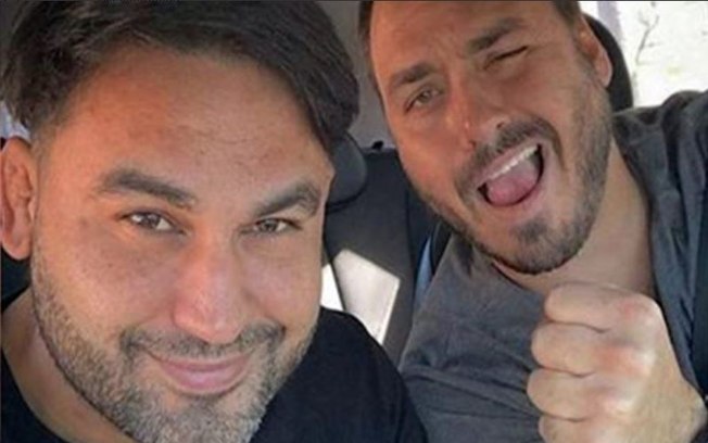 Leonardo Rodrigues de Jesus, o Léo Índio, ao lado de Carlos Bolsonaro