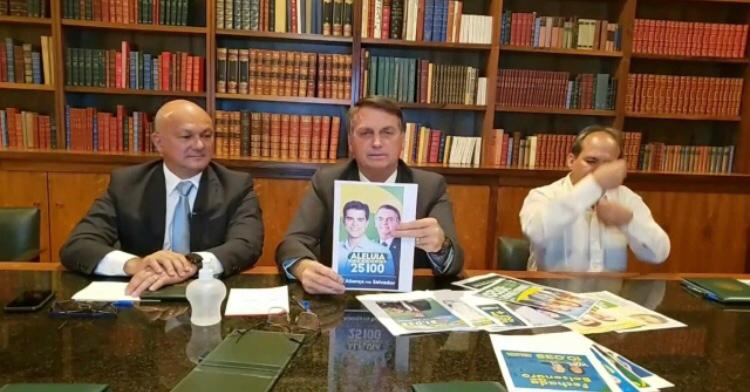 Durante a transmissão, o presidente exibiu um cartaz com a imagem do vereador ao seu lado Durante a transmissão, o presidente exibiu um cartaz com a imagem do vereador ao seu lado