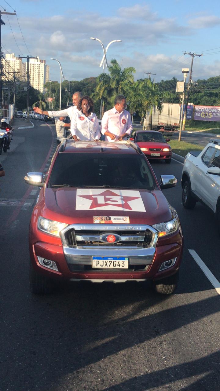 À tarde, acompanhada do governador da Bahia, Rui Costa, e novamente de Nelson Pelegrino, Denice seguiu em carreata pelo bairro de Itapuã