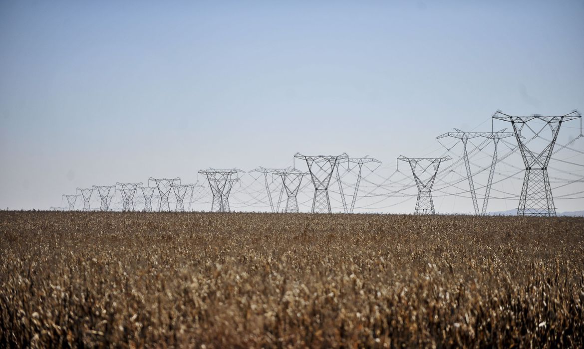 Câmara aprova texto-base de medida provisória que reorganiza o setor elétrico