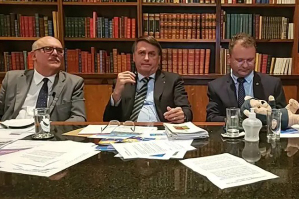 O presidente Jair Bolsonaro afirmou pelo Twitter que durante a sua transmissão semanal prevista para as 19h desta quinta-feira irá restabelecer "mais verdades" sobre a vacina contra a covid-19 no Brasil.   Na publicação, Bolsonaro compartilha o pronunciamento do ministro da Saúde, Eduardo Pazuello, feito em rede nacional nesta quarta-feira, 6, à noite. Pressionado para fixar o início da imunização contra a covid-19, o ministro afirmou ontem que há seringas, agulhas e vacinas suficientes para começar a campanha ainda neste mês.