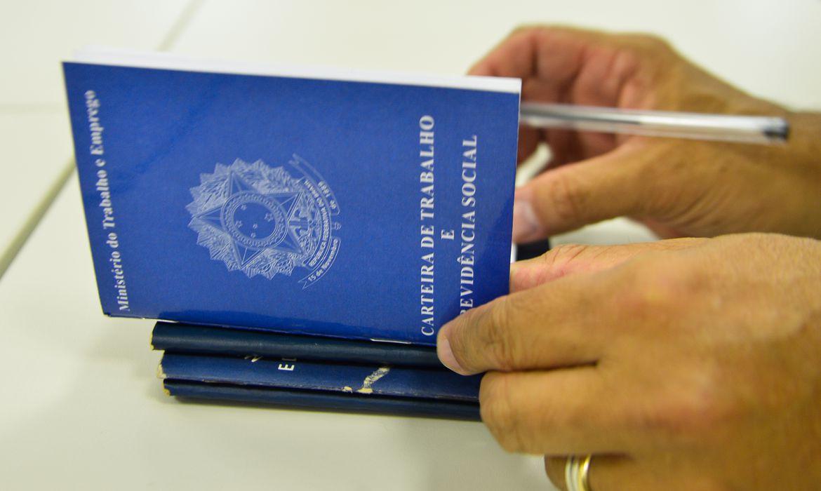 Proposta prevê que demitido que obtiver nova vaga poderá receber uma parcela do benefício