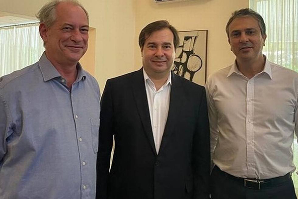 O presidente da Câmara, Rodrigo Maia (DEM-RJ) entre o pedetista Ciro Gomes e o governador do Ceará, Camilo Santana (PT) O presidente da Câmara, Rodrigo Maia (DEM-RJ) entre o pedetista Ciro Gomes e o governador do Ceará, Camilo Santana (PT)