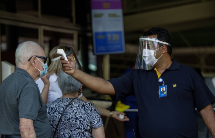 Eleitores são obrigados a medir a temperatura antes de votar
