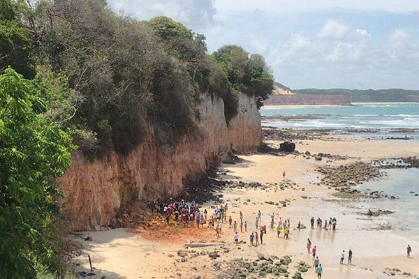 Falésia desmorona na praia da Pipa