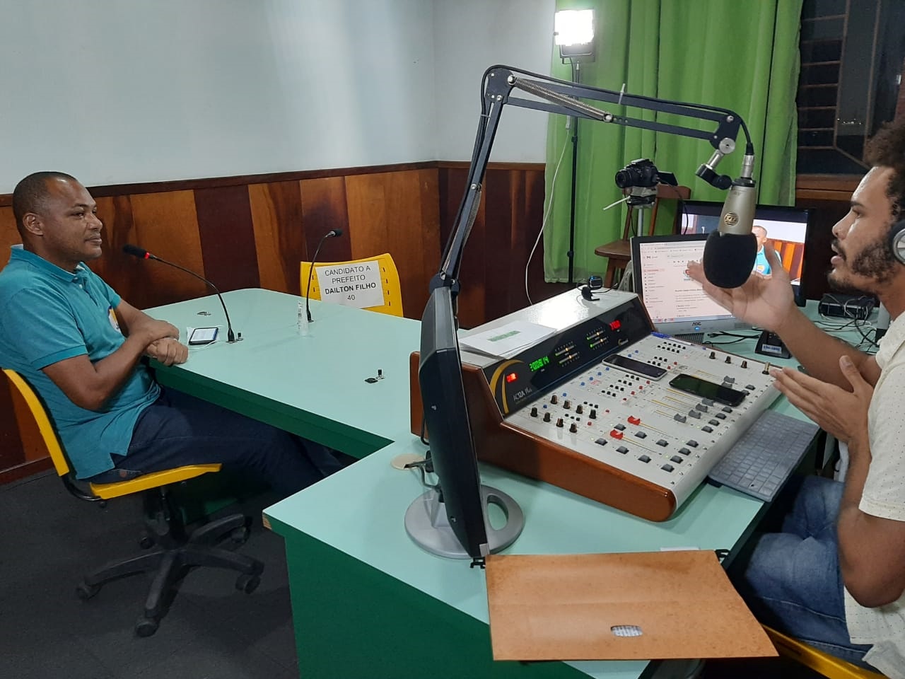 O prefeito de Madre de Deus e candidato à reeleição, Jailton Jajai (PTB), foi o único a comparecer ao debate promovido pela imprensa de Madre de Deus