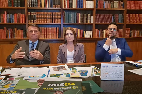 Bolsonaro em uma de suas lives no Palácio da Alvorada Bolsonaro em uma de suas lives no Palácio da Alvorada