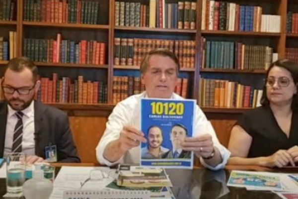 O presidente Jair Bolsonaro pede votos para o filho Carlos, candidato a vereador no Rio, durante transmissão ao vivo