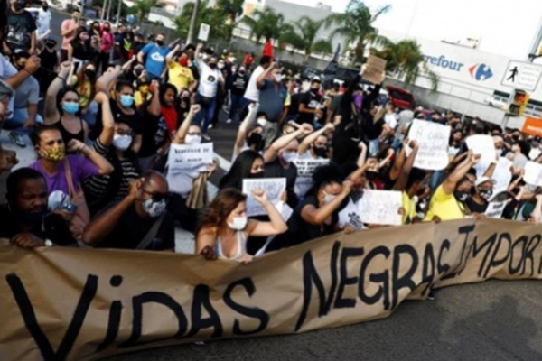 Protesto em frente à unidade do Carrefour em Porto Alegre Protesto em frente à unidade do Carrefour em Porto Alegre