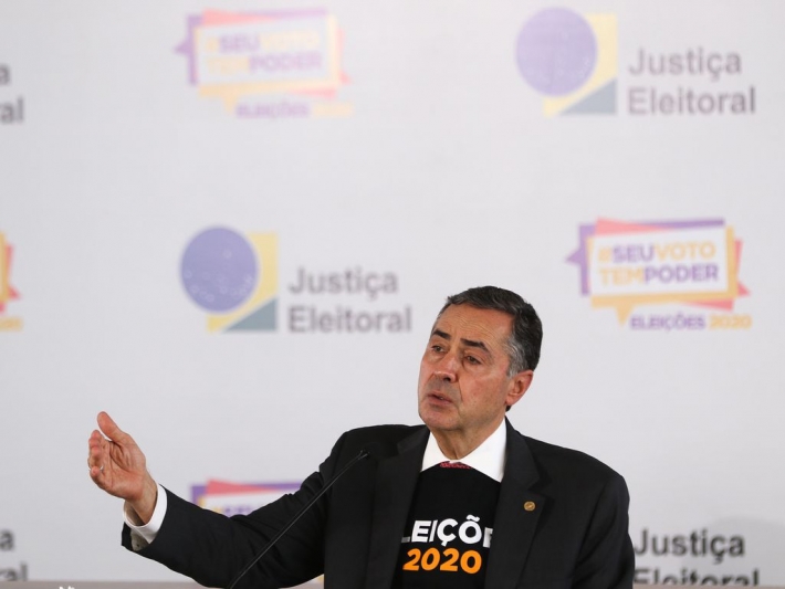 O presidente do TSE, ministro Luís Roberto Barroso, em entrevista coletiva no Centro de Divulgação das Eleições